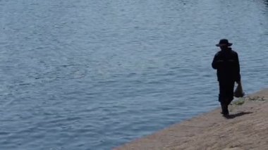 Qingdao Çin-Temmuz 12, 2017:fisherman sahilde balık ağları çırparak fırsatlar arıyorsunuz.