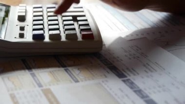 calculator.examining iş grafik üzerinde mali veri denetleniyor.