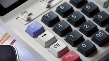 calculator.examining iş grafik üzerinde mali veri denetleniyor.