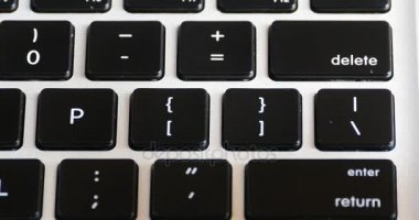 4 k Delete tuşuna basın, tipik üstünde A Laptop klavye, bilgisayar okur-yazar işleç.