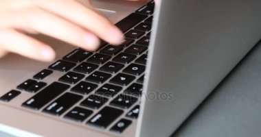 4k yazarak üstünde A Laptop klavye, bilgisayar okur-yazar işleç.