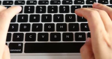 4k yazarak üstünde A Laptop klavye, bilgisayar okur-yazar işleç.