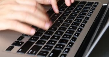 4k yazarak üstünde A Laptop klavye, bilgisayar okur-yazar işleç.