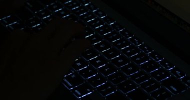 4 k bilgisayar dizüstü dizüstü parlak klavye giriş closeup, karanlık gece yazmak