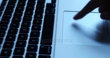 4k çalışma dokunmatik yüzey, bilgisayar dizüstü dizüstü klavye giriş closeup parmak.