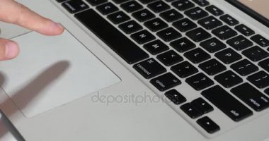 4k çalışma dokunmatik yüzey, bilgisayar dizüstü dizüstü klavye giriş closeup parmak.