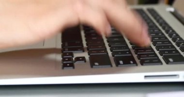 4 k bilgisayar dizüstü laptop klavye giriş closeup, rapor yazma yazı yazmak