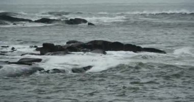 yüzey ve kıyı rock sahil dalgalanma shore 4k okyanus deniz suyu köpüklü dalgalar.