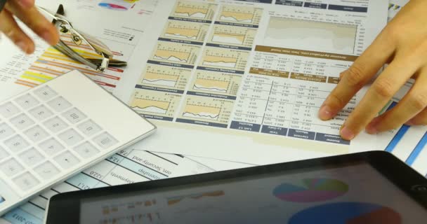 4k Imprenditore lavoro su tablet con diagrammi, dito toccando grafici a torta finanza . — Video Stock