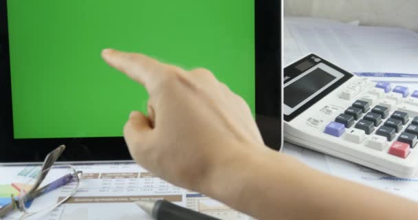4k Uomo d'affari che lavora su tablet e mano dito touch ipad schermo verde . — Video Stock