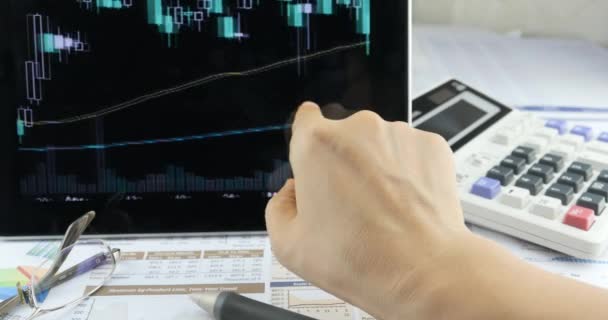 4k Empresário trabalho em tablet com diagramas, dedo tocando finanças torta gráficos . — Vídeo de Stock