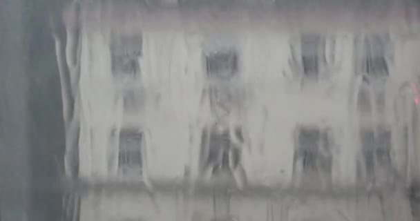4 k fönster regndroppar, bygga. — Stockvideo