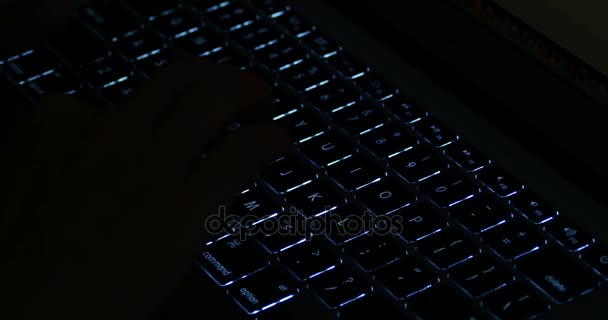 4k ordenador portátil portátil entrada de teclado luminoso primer plano, escribir en la noche oscura — Vídeos de Stock