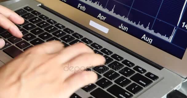 4 k computer laptop laptop toetsenbord input close-up, artikel schrijven, schrijven verslag — Stockvideo