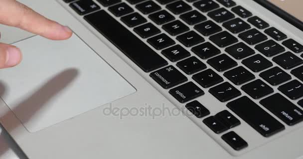 4k palec obsługi panelu dotykowego, komputer notebook laptop klawiatura wejściowych zbliżenie. — Wideo stockowe