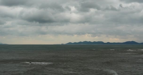 4 k gnistrande havet vatten vågor havsytan & coastal rock kusten cloud molnlandskap. — Stockvideo