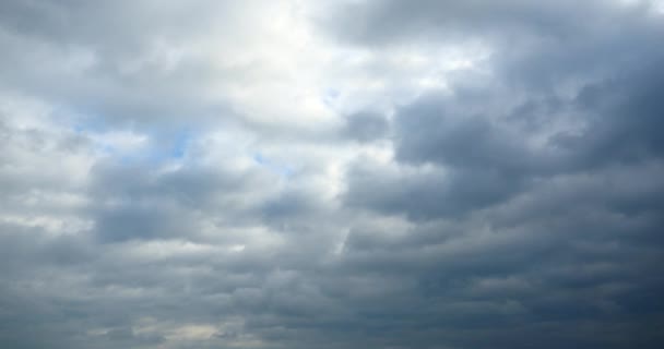 4k Panoramic van donkere altocumulus wolken rook langzaam vliegen in bewolkte hemel. — Stockvideo