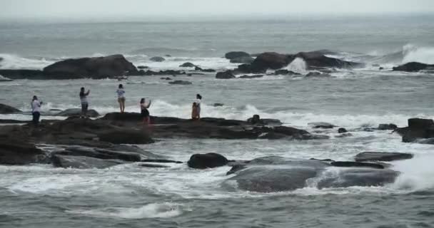 青岛中国 7 月 12，2017:4 k 人们看到波光粼粼海面波涛汹涌咆哮海浪 rocks.coastal 海岸. — 图库视频影像