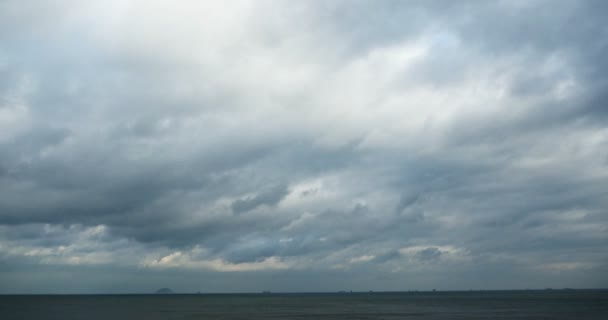 4k litoral praia costa nuvem cloudscape & espumante oceano mar água ondas superfície — Vídeo de Stock