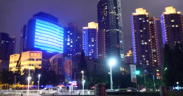 Qingdao Κίνα-Ιούλιος 12, 2017:4 k νύχτα απασχολημένος κυκλοφορίας σύγχρονη αστική πόλη, Οδός Λεωφόρος από νέον & κτίριο επαγγελματικών χώρων. — Αρχείο Βίντεο