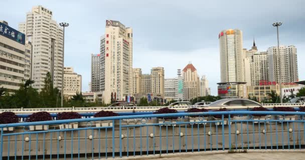 QingDao China-julio 12,2017: 4k Ciudad urbana moderna atascos de tráfico ocupados, calle de la carretera y edificio de casas de negocios — Vídeo de stock