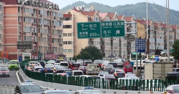 Qingdao China-juli 12, 2017:4 k moderne stedelijke stad drukke files, snelweg straat & zakelijke gebouw herbergt — Stockvideo