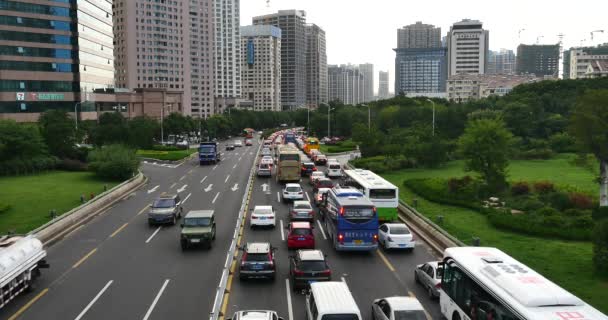 QingDao Cina-luglio 12,2017: 4k Moderna città urbana trafficata ingorghi stradali, strada principale e case d'affari edificio — Video Stock