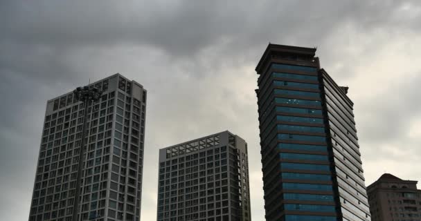 QingDao China-julho 12,2017: nuvens 4k Altocumulus sobre CBD edifício arranha-céus e arranha-céus na cidade urbana . — Vídeo de Stock