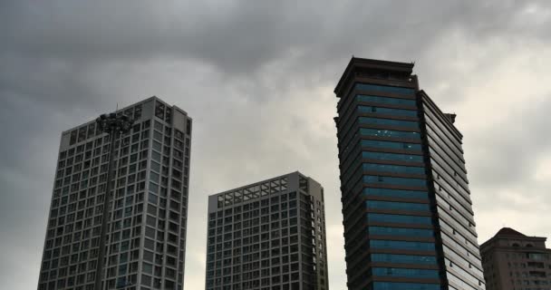 Qingdao China-juli 12, 2017:4 k Altocumulus wolken boven Cbd bouwen van high-rise & wolkenkrabber in stedelijke city. — Stockvideo