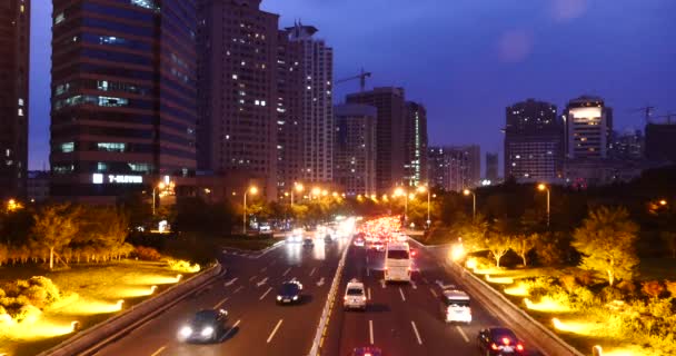 QingDao China-julio 12,2017: 4k Moderna ciudad urbana atascos de tráfico ocupados noche, neón carretera calle y edificio . — Vídeo de stock