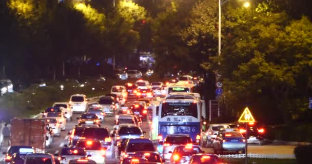 Циндао Китай-Липень 12 2017:4 k сучасного міста міський трафік зайнятий пробки ніч, шосе вулиці & заторів будівлі — стокове відео