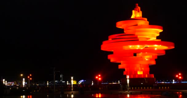 QingDao Chine-12 juillet 2017 : 4k QingDao, Chine, Place du Quatrième Mai dans la nuit, sculpture du Vent de Mai ." — Video