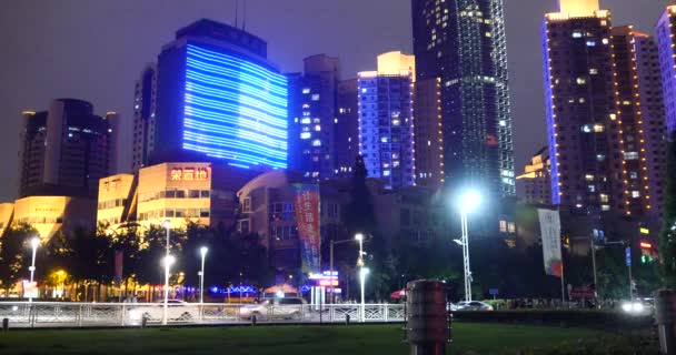 QingDao China-julio 12,2017: 4k Moderna ciudad urbana concurrida noche de tráfico, calle de autopista de neón y edificio de negocios . — Vídeo de stock