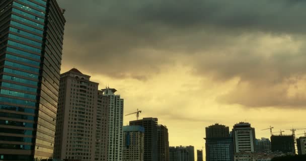 4 k Υψοσρείτης σύννεφα πάνω από το Cbd υψηλός-ανόδου & ουρανοξύστης σούρουπο ηλιοβασίλεμα & αυγή Ανατολή ηλίου. — Αρχείο Βίντεο