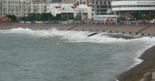 Qingdao Kina-juli 12, 2017:4 k video, havets vågor kraschar till viken . — Stockvideo