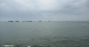 4k çok geniş okyanus dalgaları yüzeyinin denizde yüzen tekne.