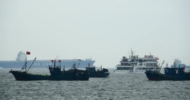 QingDao China-Julio 12,2017: 4k muchos barco flotando en el mar, las olas del océano ancho superficie . — Vídeo de stock