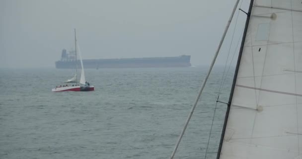 Qingdao Çin-Temmuz 12, 2017:4 k büyük tanker deniz, geniş okyanus dalgaları yüzeyinin yelken. — Stok video