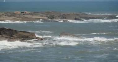 yüzey ve kıyı rock sahil dalgalanma shore 4k okyanus deniz suyu köpüklü dalgalar.