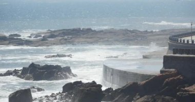 4 k dalgalar Barajı, shore.ocean deniz suyu ve kıyı rock dalgalanma sahil üzerinde kişi yıkanmış.