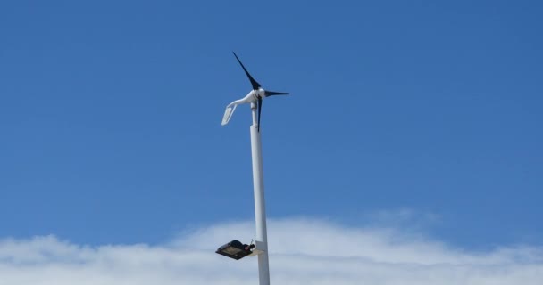 4k video, zonne-windturbine en nieuwe macht energie. — Stockvideo