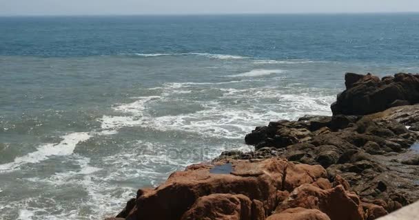 4k océano espumoso olas de agua de mar superficie y costa de roca costa oleada orilla . — Vídeos de Stock