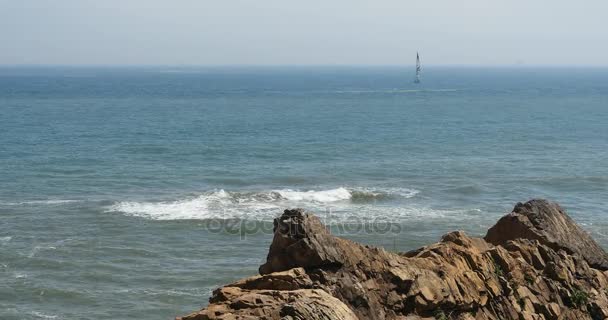 4 k ヨット海の水、広い海でのセーリング波表面・沿岸の岩. — ストック動画
