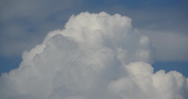 4k Panoramica de nubes blancas de altocumulus humo volando en cielo nublado . — Vídeos de Stock