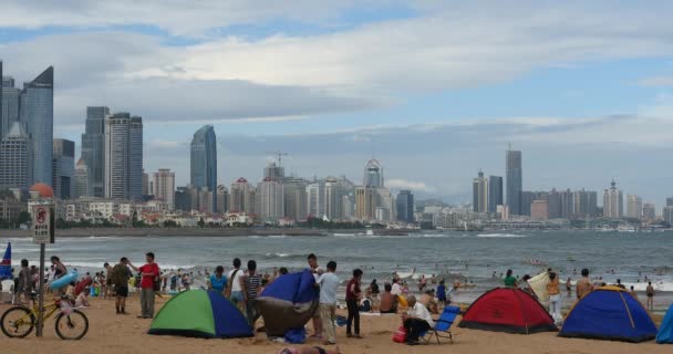 Qingdao Κίνα-Ιουλίου 12, 2017:4 k πολλοί άνθρωποι στο γεμάτο αμμώδη παραλία. Άνθρωποι κολύμπι στη θάλασσα, Qingdao, Κίνα. — Αρχείο Βίντεο