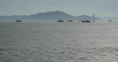 çerçevede Adası, uzak tersane vinç denizde yüzen 4 k tekneler.