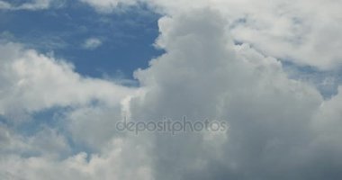 4k panoramik beyaz altokümülüs bulutları bulutlu gökyüzünde uçuşan duman zaman dilimi.