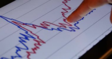 4k iş adamı işe tablet diyagramlarıyla Finans pasta grafikler dokunmadan parmak üzerinde.