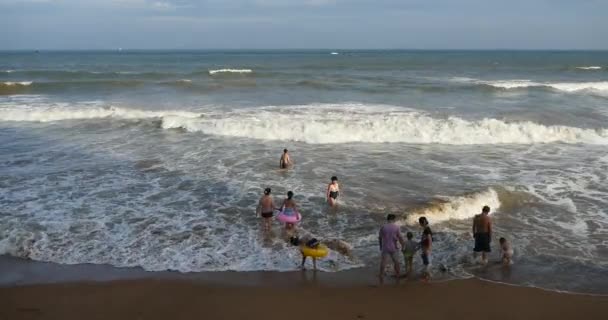 Qingdao Kina-juli 12, 2017:4 k människor simma i havet, brett ocean & stora uppsving. — Stockvideo
