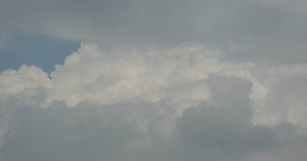 4k Panoramica de nubes blancas de altocumulus humo volando en cielo nublado timelapse. — Vídeo de stock